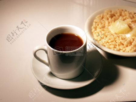咖啡杯和麦片