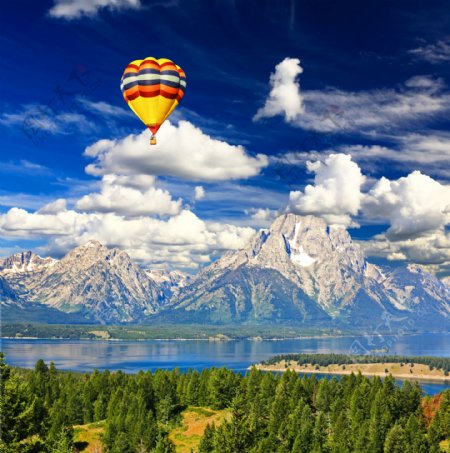 山峰湖泊热气球摄影图片