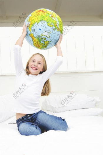 举起地球仪的女孩图片