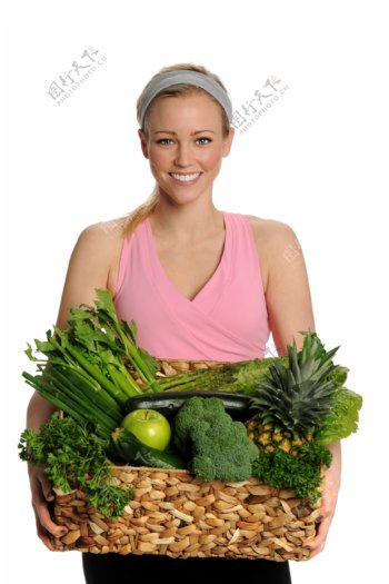 抱着水果蔬菜篮子的外国女人图片