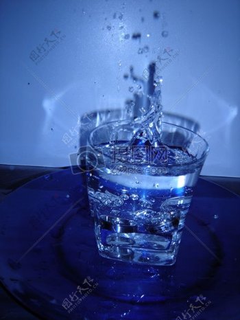 玻璃杯里喷溅的水