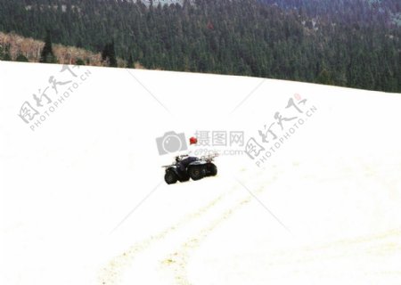 雪地上的卡丁车