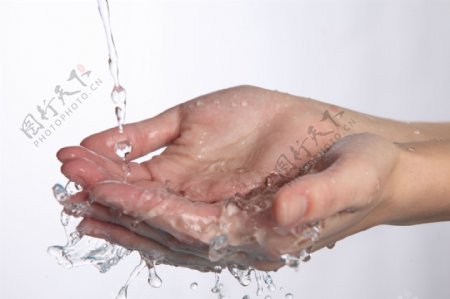 清水洗手时摄影图片