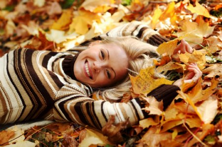 躺在枫叶地上的女人图片