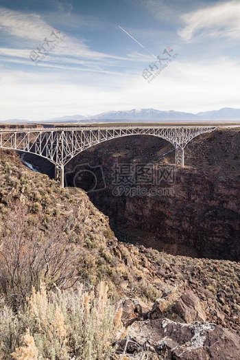 山天空云沙漠桥式悬挂桥峡谷