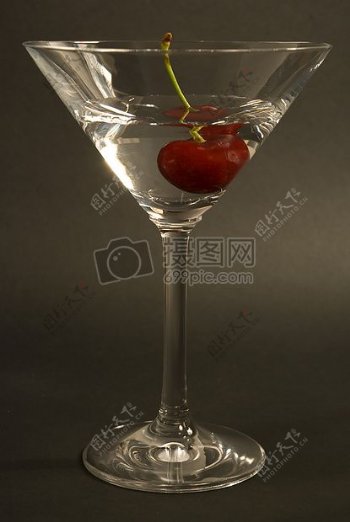 玻璃杯里的樱桃鸡尾酒