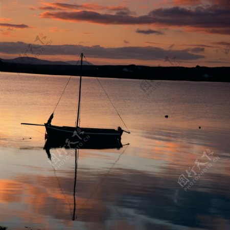 湖面小船景观图片