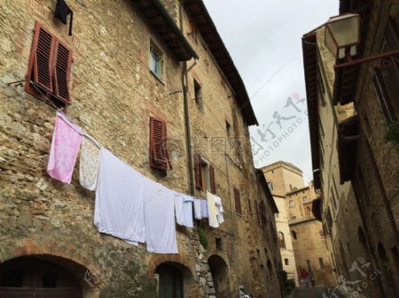 街道村意大利窗洗衣服中世纪托斯卡纳百叶窗洗涤线砖墙壁
