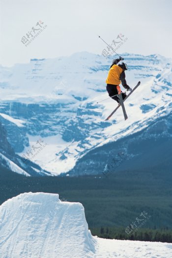 双板滑雪飞起瞬间摄影图片