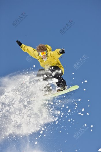 滑雪的外国男性