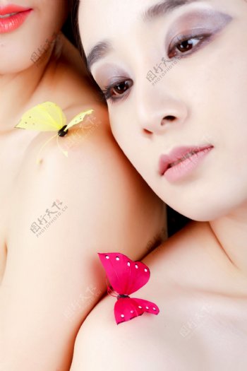 肩膀上落着蝴蝶的两个平面模特图片图片