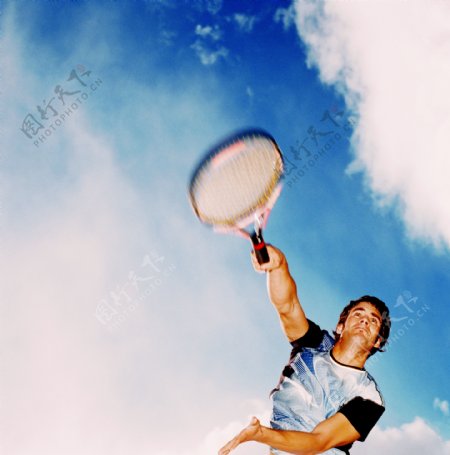 打网球的男人图片
