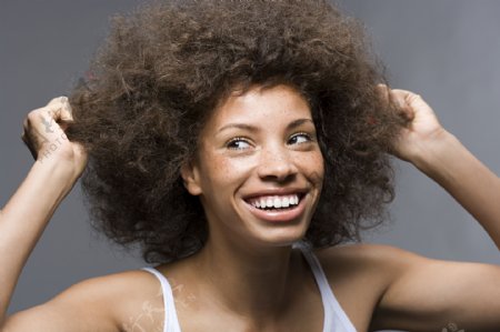 大笑的卷发黑人女性图片