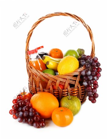 篮筐内外的各种水果图片