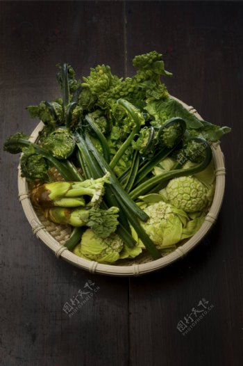 竹框里的蔬菜图片