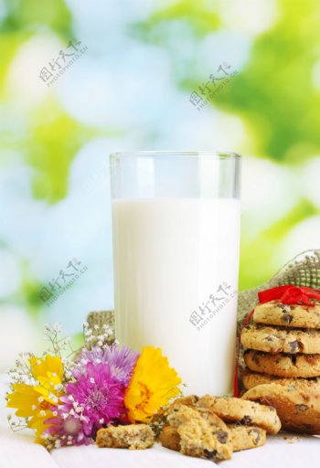 花朵饼干与牛奶图片