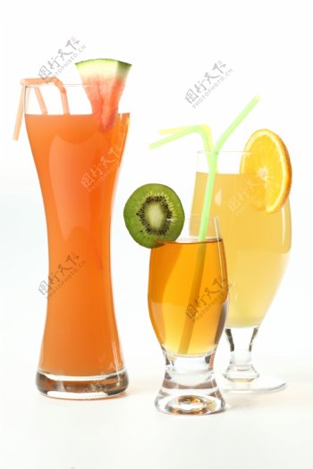 玻璃杯里的果汁饮料图片