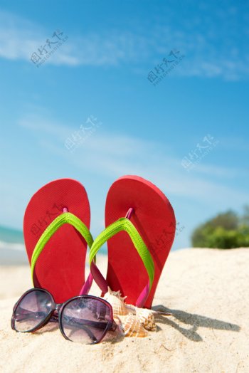 沙滩上的拖鞋与太阳镜图片