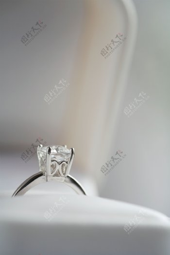 钻石戒指摄影图片