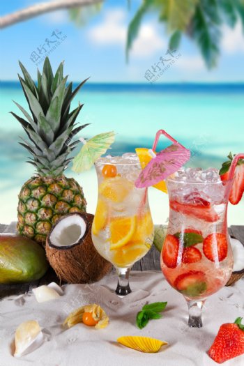 沙滩上的水果和饮料图片