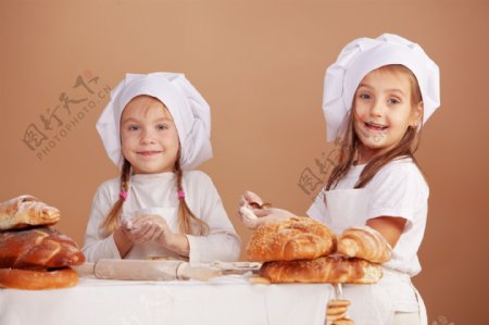 两个在做面包的小女孩图片