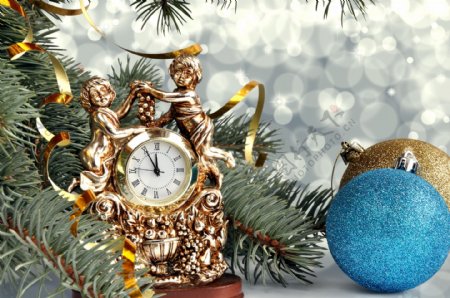 高档钟表与圣诞球图片