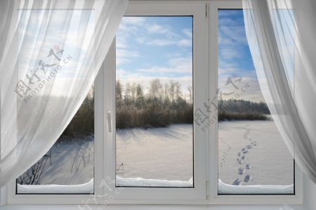 窗外的美丽雪景图片