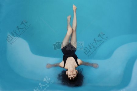 女人放松游泳游泳池泳衣按摩浴缸按摩浴缸