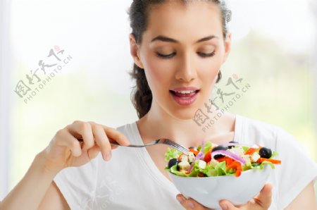 吃蔬菜沙拉的美女图片