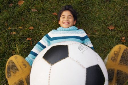 足球与男孩摄影素材图片