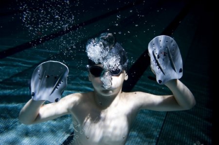 练习潜水的小男孩图片