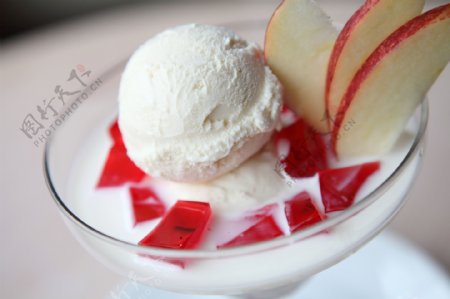 冰淇淋与苹果片图片