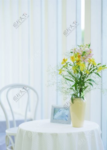 桌子上的花瓶图片