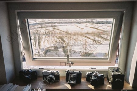窗台前的照相机