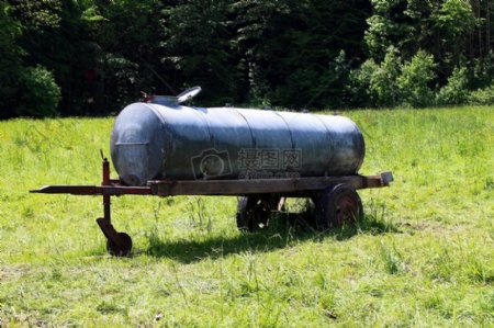老旧的水桶车
