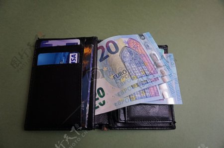 露出钱包的欧元