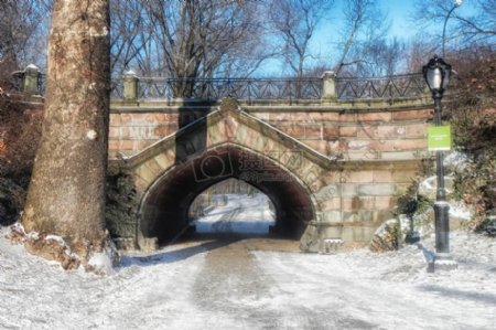 冬天里的拱形桥