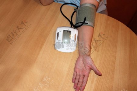 测量血压的手臂