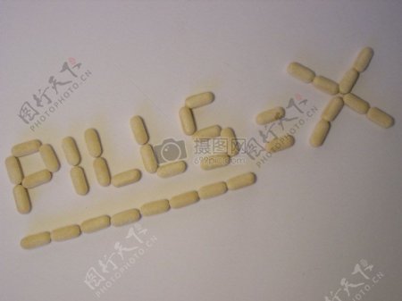 药片组成的字母
