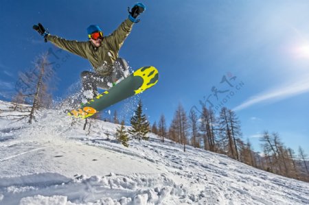 滑雪男子图片