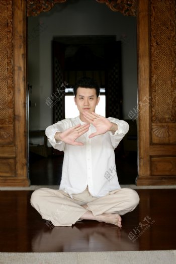 室内练习瑜伽男性图片