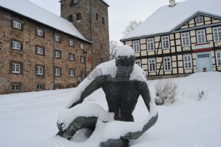 雕塑上的积雪