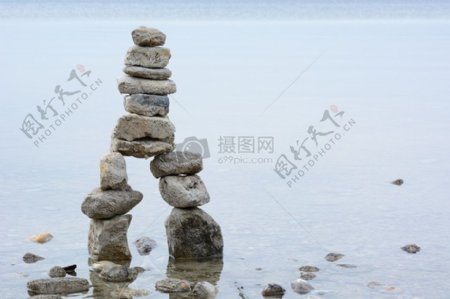 水面上的石头
