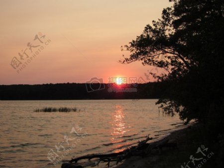 湖面上的夕阳