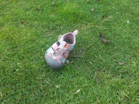 草地上的鞋子