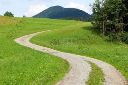 蜿蜒的道路和山脉