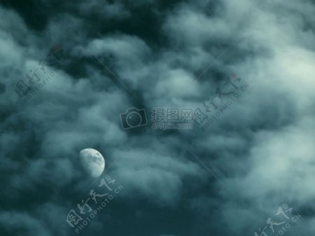 乌云中的月亮