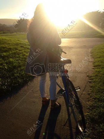 阳光下的美女和自行车