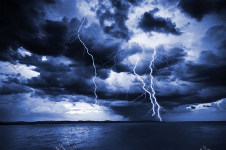 电闪雷鸣下的大海图片