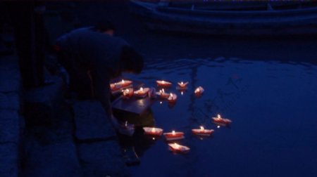 蜡烛纸船河流飘荡高清视频实拍